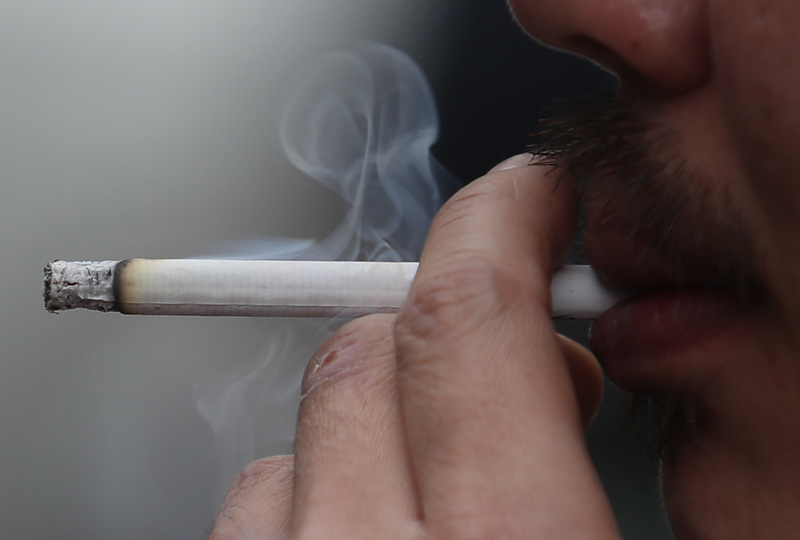 行政院會13日通過菸害防制法全文修正草案，將函請立法院審議。草案禁止吸菸的年齡提高至未滿20歲，另外禁止電子煙。中央社記者張新偉攝  111年1月13日 (圖：中央社)