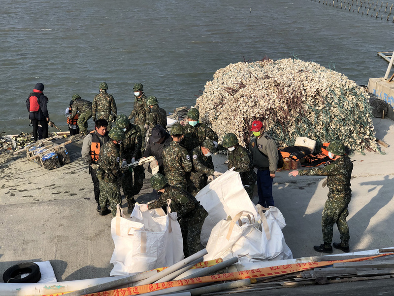 軍機事故是否列運安會調查，國防部和空軍仍需討論。圖為今年元月空軍嘉義基地一架F-16V戰機11日墜海，軍方搜救情況 。(圖：中央社)