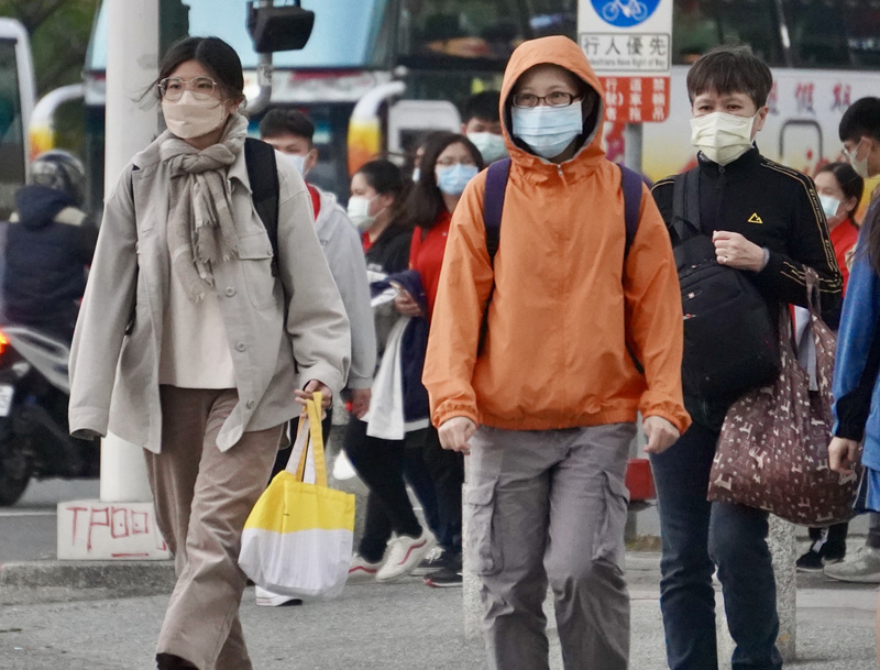 中央氣象局13日下午持續發布低溫特報，高雄以北18縣市有攝氏10度以下低溫；預計15、16日氣溫略為回升，17日至20日又有另一波東北季風影響。(圖：中央社)