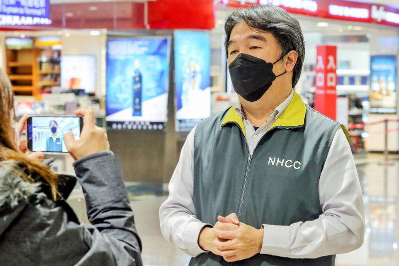 桃園國際機場前進指揮所指揮官王必勝(圖)今天表示，不敢樂觀看待桃機疫情。資料照片。(圖：中央社)