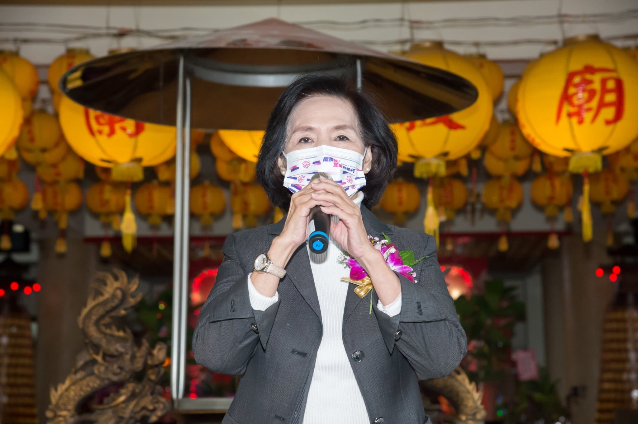 宜蘭地檢署偵辦宜蘭縣政府等機關人員涉弊，檢察官22日上午搜索宜蘭縣長林姿妙官邸，並將林姿妙及其二兒子林佑澤帶走釐清案情。(圖：林姿妙臉書)
