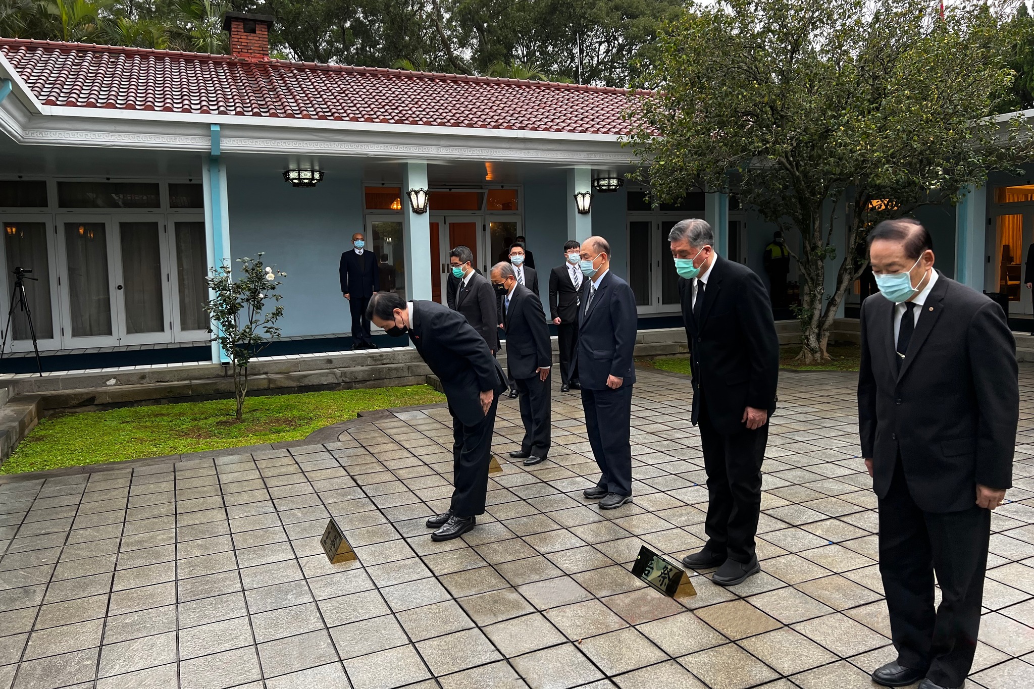 前總統馬英九13日到頭寮謁陵時表示，國民黨表現不如預期，黨內士氣低迷。(圖：馬英九臉書)