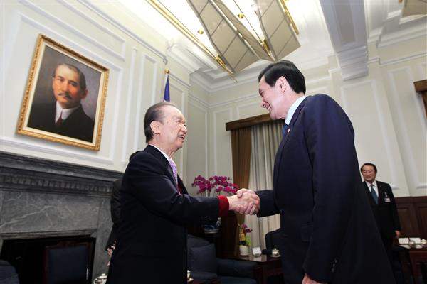 海部俊樹(左)2012年曾經訪台與時任總統馬英九會面。（總統府官網）
