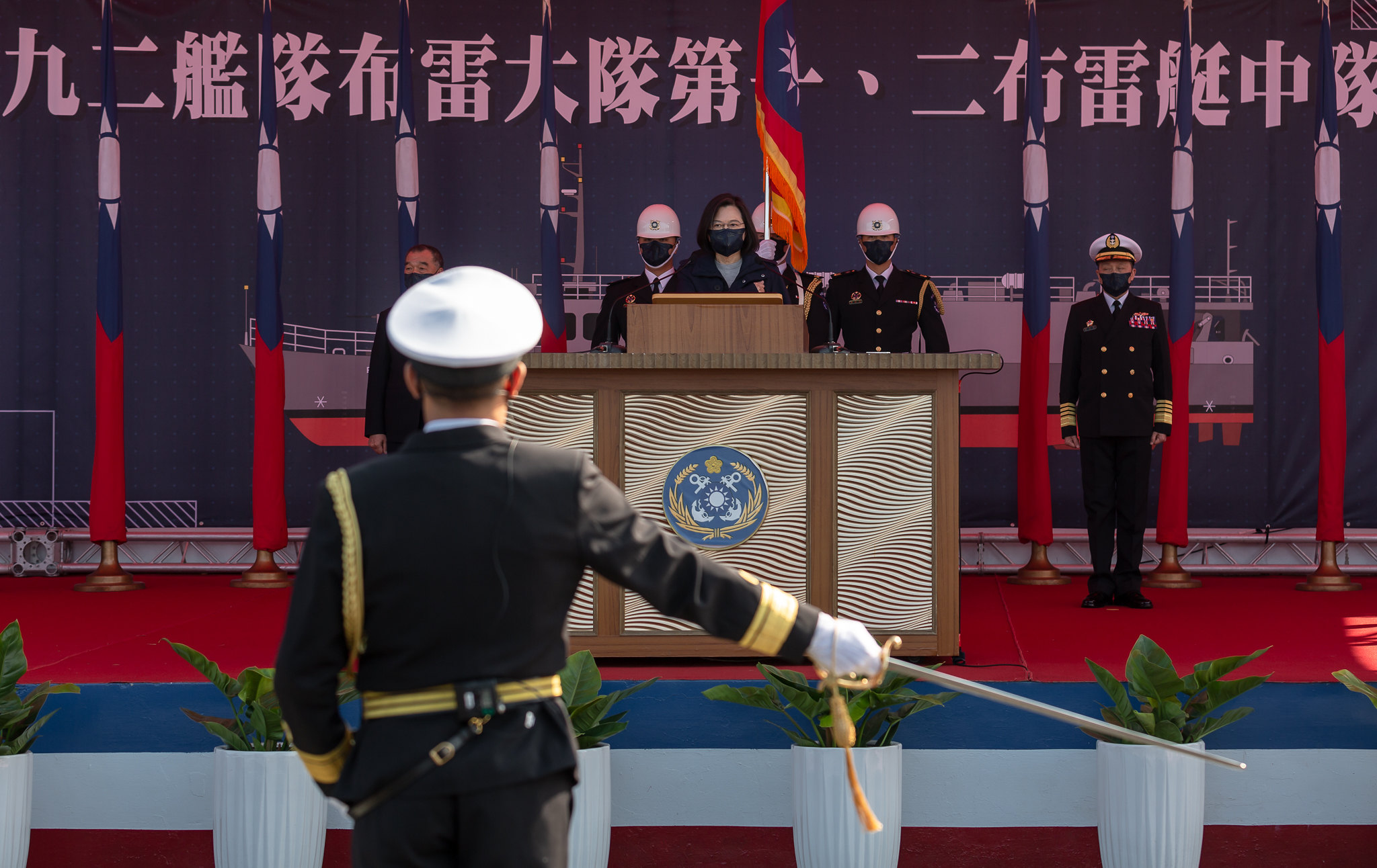 總統蔡英文14日南下高雄主持海軍一九二艦隊布雷大隊第一、第二布雷艇中隊成軍典禮。(總統府提供)