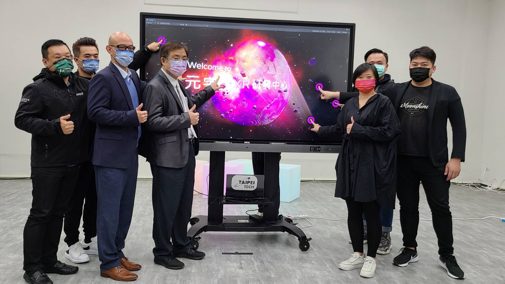 國立台北科技大學14日宣布成立全台第一座「元宇宙XR研發中心」，攜手Meta、BenQ、Yahoo等業者，打造台灣元宇宙產業鏈。(江昭倫 攝)