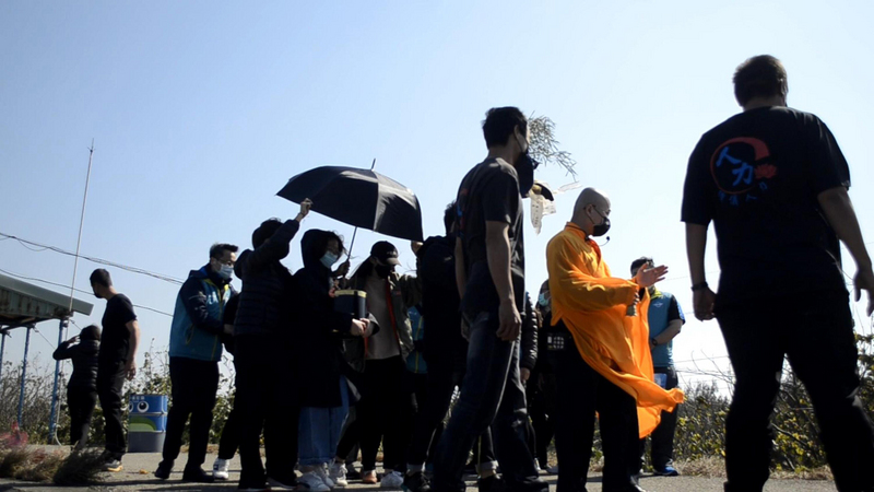 陳奕家屬15日在法師引領下，到戰機失事的嘉義縣東石鄉水溪靶場海堤招魂。(圖：中央社)
