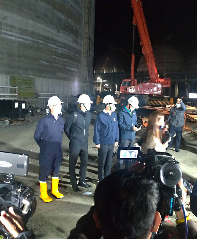 高雄港洲際二期興建中的華運倉儲15日發生工安意外釀死傷，高雄市長陳其邁（後左3）獲報後，親率市府團隊到場關心。（高雄市勞工局提供） (圖：中央社)