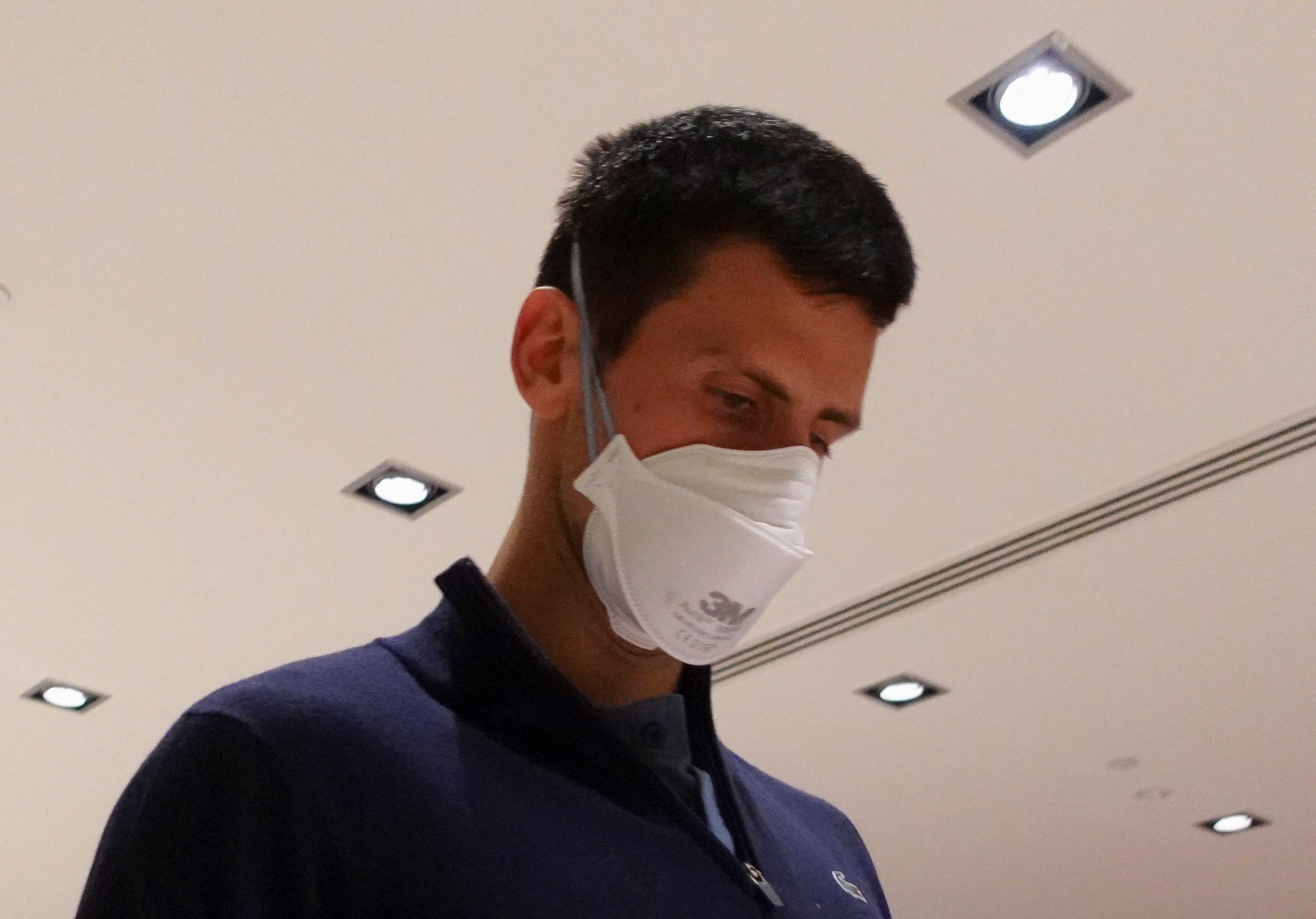 喬科維奇（Novak Djokovic）現身墨爾本機場，搭機離開澳洲。（路透社／達志影像）