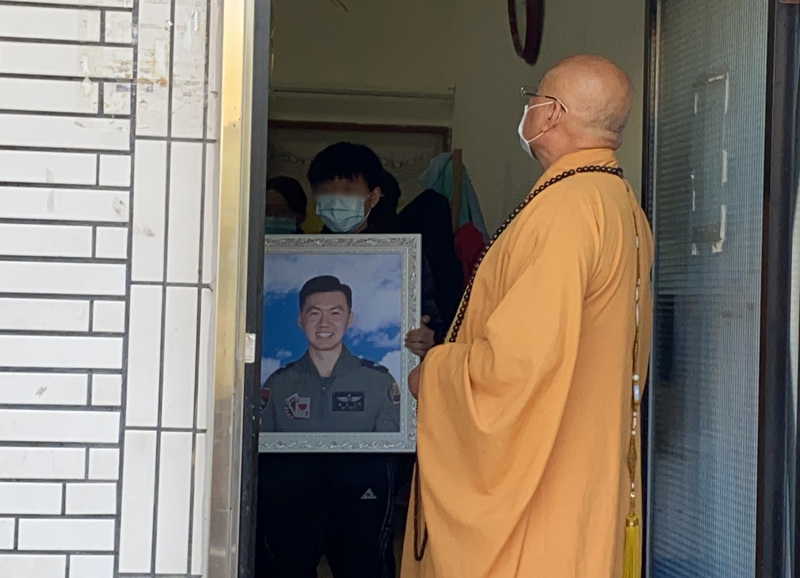 空軍F-16V飛官陳奕日前執行訓練任務時不幸墜海殉職，陳奕父母16日由軍方陪同，透過法師引領，帶著陳奕遺照「回家」走一走，多名親戚也陸續進屋向陳奕致意。(圖：中央社)