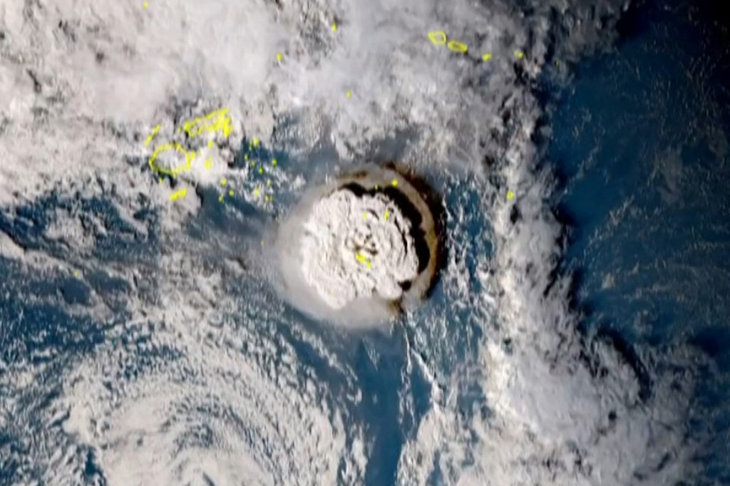 南太平洋的東加王國海底火山發生大規模噴發。圖為日本向日葵8號衛星捕捉到海底火山爆發瞬間影像。(AFP)