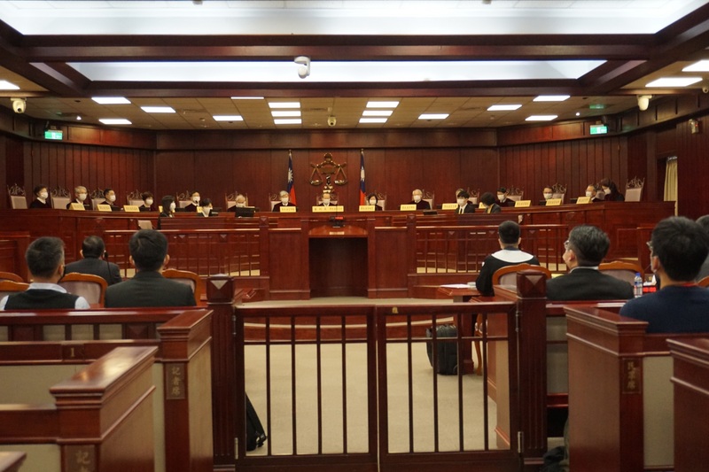 原住民身分法規定取得具原住民身分的父親或母親之姓或傳統名字者，才能取得原住民身分。民眾聲請釋憲，憲法法庭17日進行言詞辯論。中央社記者林長順攝  111年1月17日 (圖：中央社)