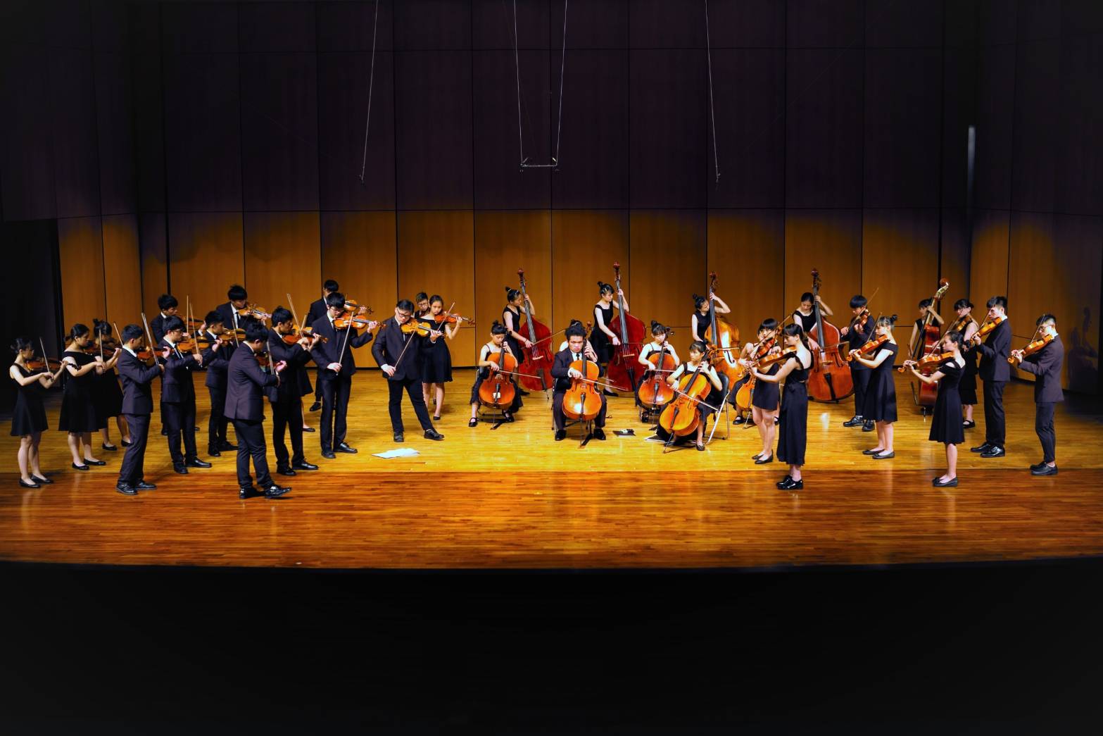 全台唯一由原住民學童組成的弦樂團「親愛愛樂」，今年將啟動全新製作聲音魔幻劇場《LAWA的彩虹橋》巡演，所有故事情節與音樂創作全都由親愛愛樂拉拔大的大學生們一手包辦。(親愛愛樂提供)