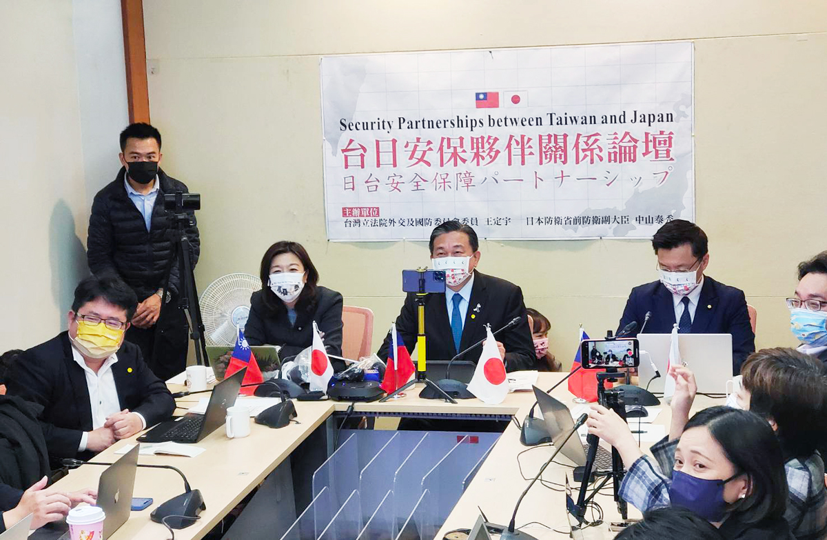 民進黨立委王定宇與日本前眾議員中山秀泰共同舉辦台日安保論壇。(王韋婷攝)