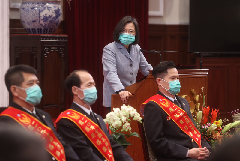 總統蔡英文（後）18日在總統府接見110年鳳凰獎楷模得獎人，並發表致詞。 (圖：中央社)