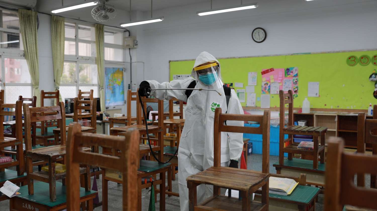 疫情燒進新竹市，三民國小因有學童確診，全校停課進行清消。(新竹市府提供)