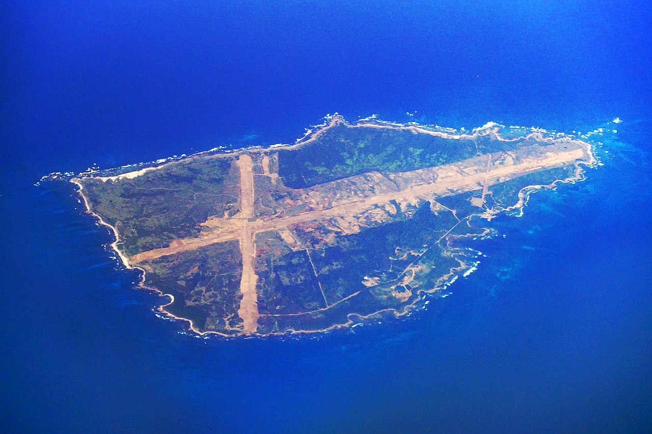 日本政府將在鹿兒島縣西之表市的馬毛島興建自衛隊基地，並作為駐日美軍航艦艦載機進行「陸地模擬航空母艦甲板起降訓練」的整備地。(圖：維基百科)