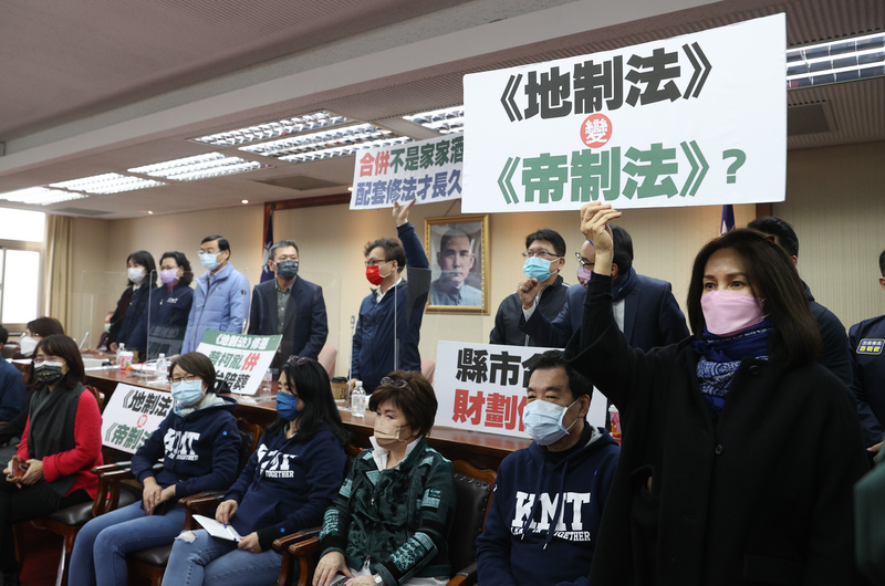 立法院內政、司法及法制委員會19日聯席審查攸關大新竹合併升格的地制法部分條文修正草案，國民黨團一早就集結占據主席台杯葛。(圖：中央社)
