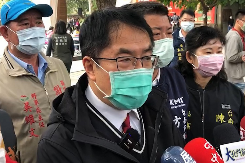 台南市長黃偉哲（前）19日接受媒體聯訪表示，他從來沒有做過出賣同志的事、也沒有做過線民。 (圖：中央社)