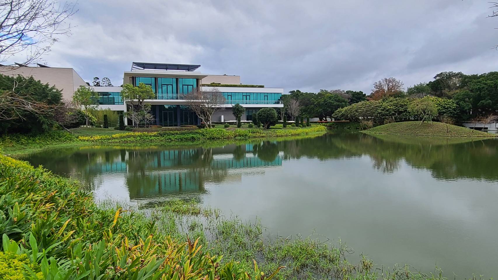 「經國七海文化園區」將於1月23日正式對外開放，園區包含前總統蔣經國生前居住的七海寓所、一棟全新蔣經國總統圖書館與一棟全新的遊客中心，以及大面積綠地與親水步道，環境幽雅，人文生態氣息濃厚。(江昭倫 攝)