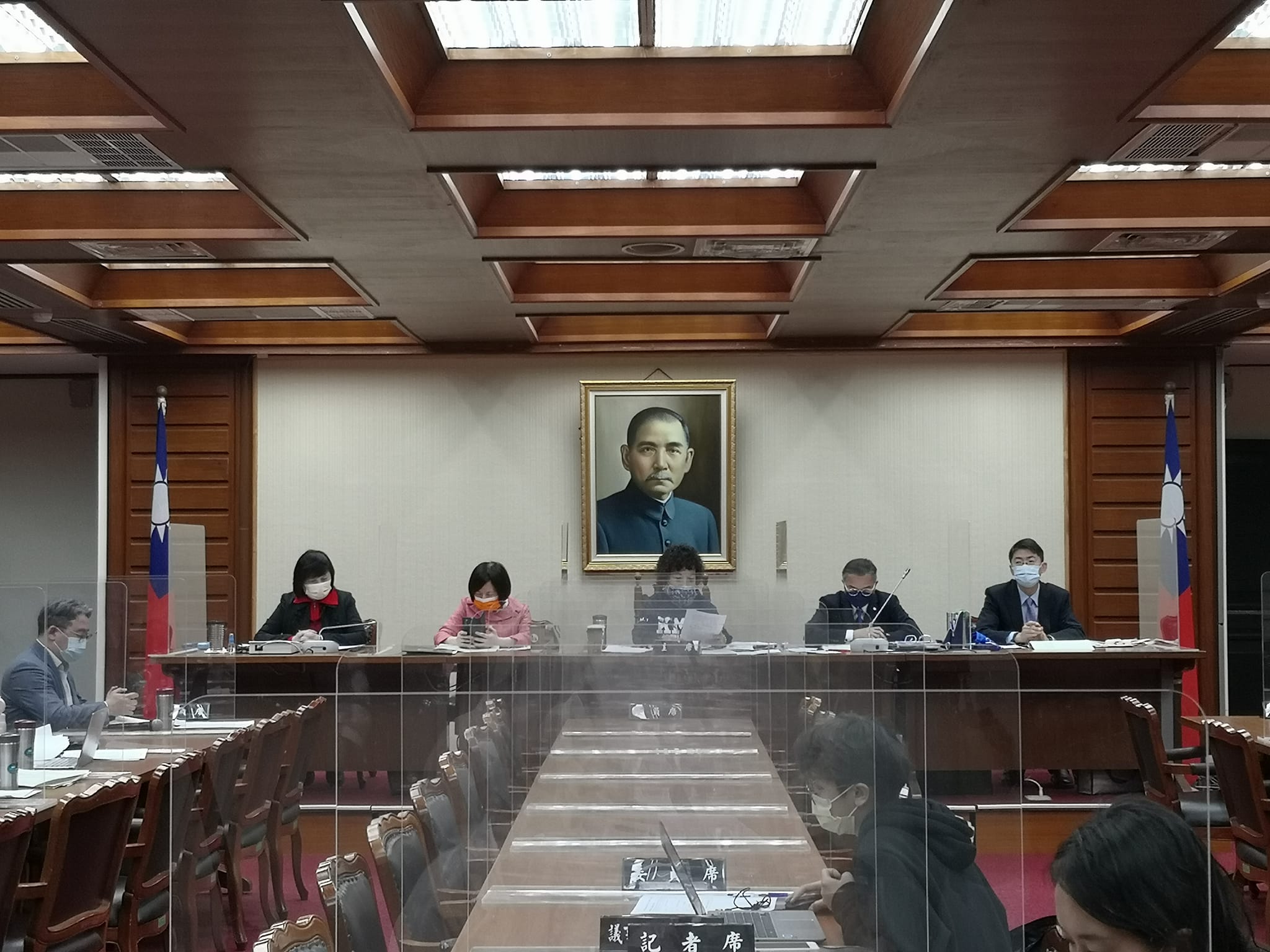 立法院司法法制委員會今天(19日)再度排審加重酒駕刑責的「刑法修正草案」。對於酒駕致人傷亡是否可判死刑、沒入車輛等，法務部態度保留(劉玉秋攝）