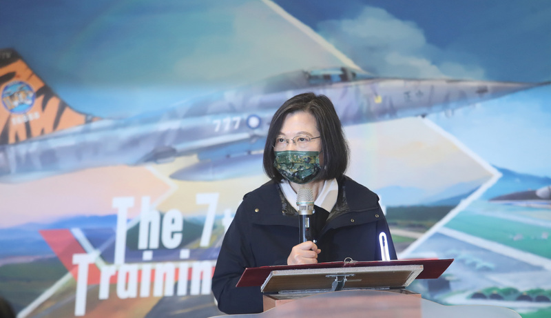 總統蔡英文21日赴台東地區視導國軍部隊，先赴陸軍台東地區指揮部勗勉，再赴志航基地視導空軍第七飛行訓練聯隊。(圖：中央社)