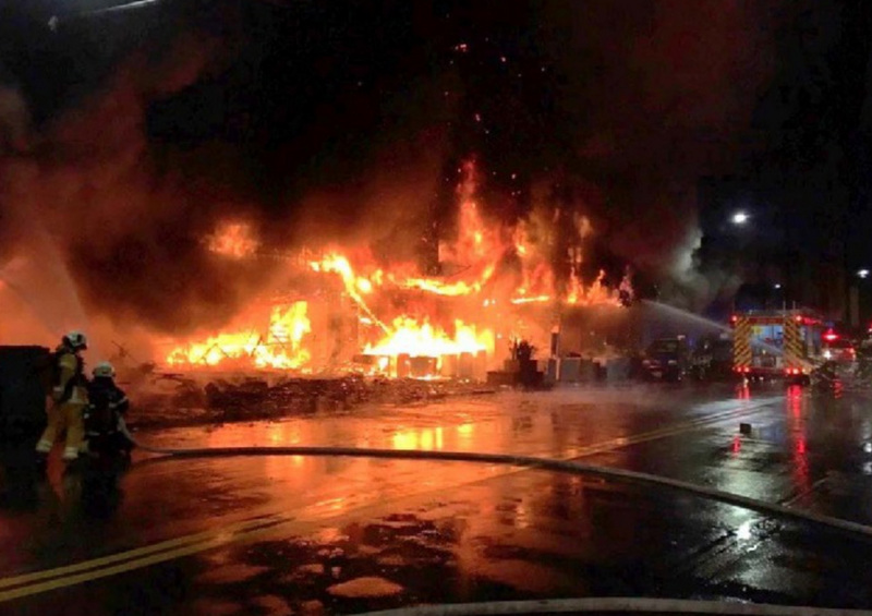 21年高雄市城中城大火釀46死，引起對獨居長輩、失智、身心障礙及經濟弱勢者保障的討論。(圖：中央社)