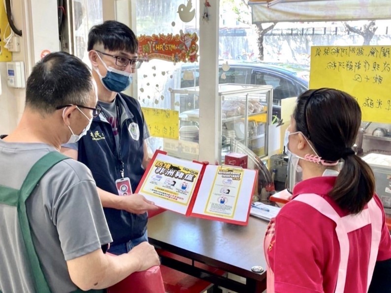內政部移民署向店家宣導，共同防堵非洲豬瘟。(內政部提供)