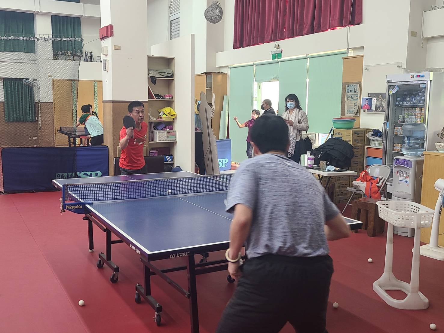 兩個人的武林！高雄小金剛對決桌球教父莊智淵。（圖：許智傑委員辦公室提供） 附註：拍攝全程符合防疫規範