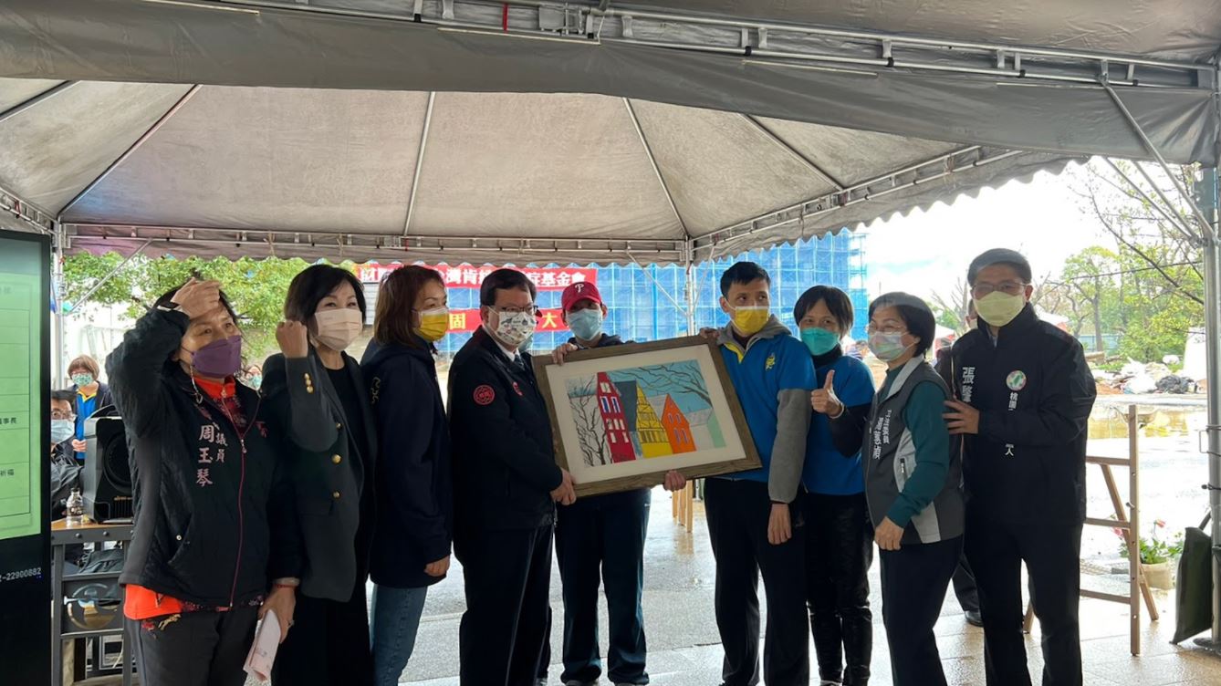 全台唯一涵蓋雙老家園的肯納社福園區22日舉行上樑典禮，桃園市長鄭文燦特別出席祝福，肯納青年則回贈創作繪畫。(台灣肯納自閉症基金會提供)