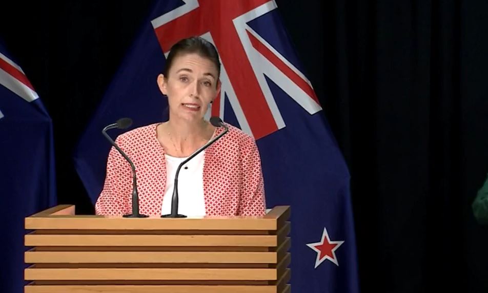 紐西蘭總理阿爾登說，紐西蘭將根據其COVID-19保護架構進入紅色等級，藉由更多的戴口罩規定、社交距離、以及接待場所的室內客人上限100人，來試圖延緩Omicron變異株進一步擴散。(圖取自阿爾登臉書)