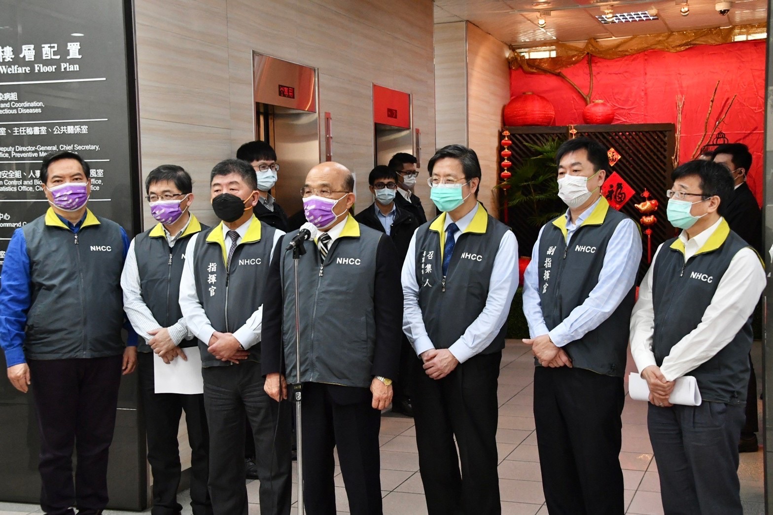 行政院長蘇貞昌23日視察中央流行疫情指揮中心，他受訪時強調，總統出席「經國七海文化園區」開幕式，是以總統的高度希望團結保台。(行政院提供)