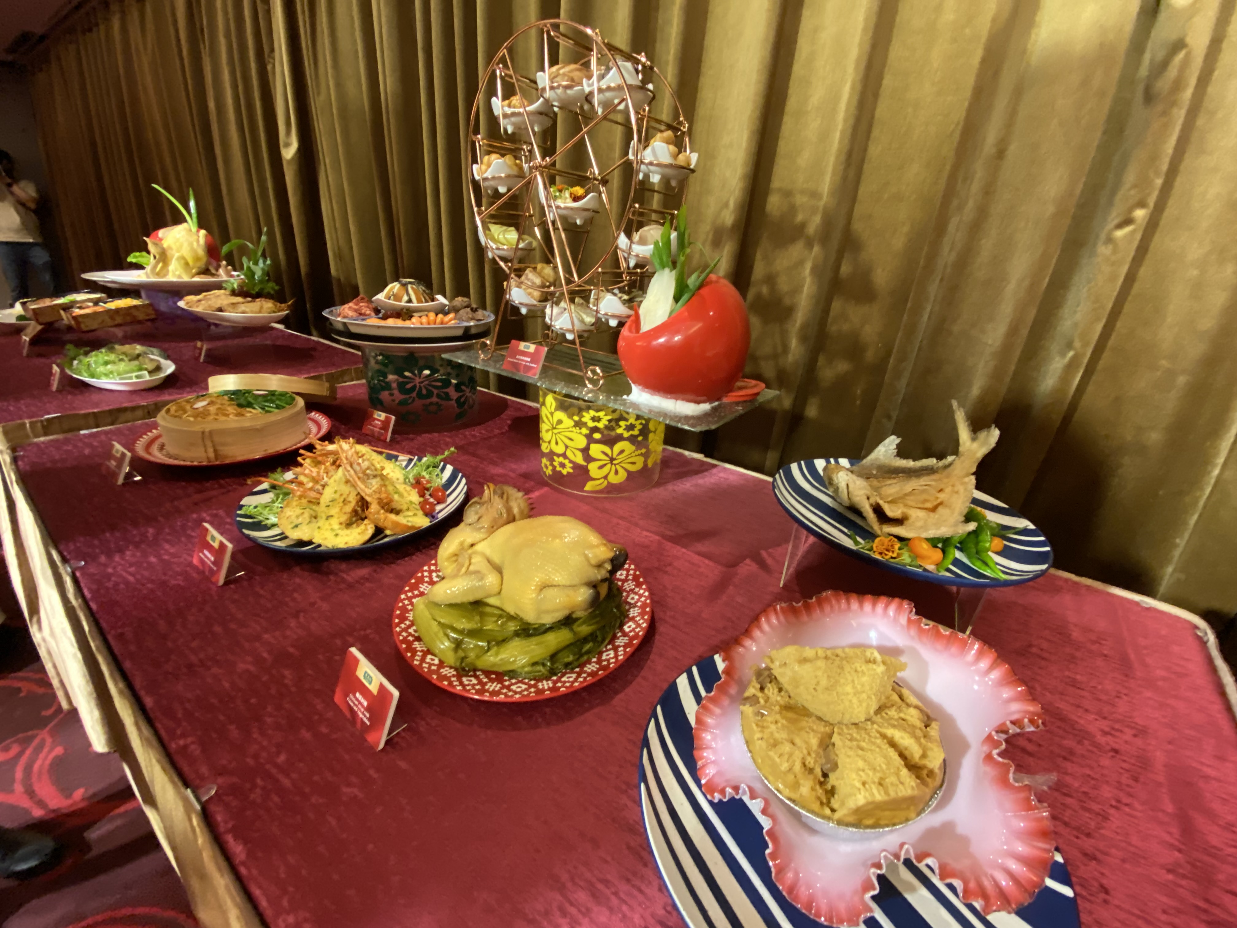年菜市場規模逐年擴大，各家主廚無不大展身手，端出豐盛的佳餚。(吳琍君攝)