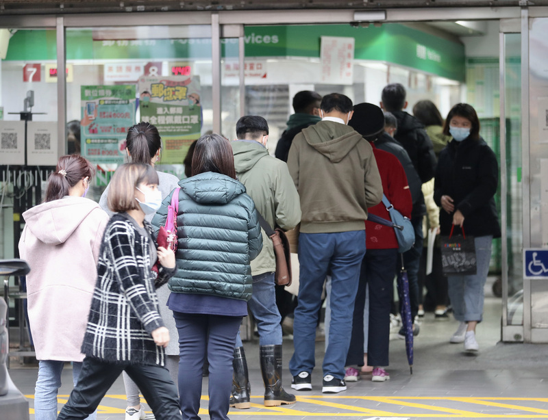 全台迄今仍有2成郵局會在周六營業，不過郵政工會卻在20日傳出將爭取「全面周休二日」。圖為郵局資料照。(圖：中央社)