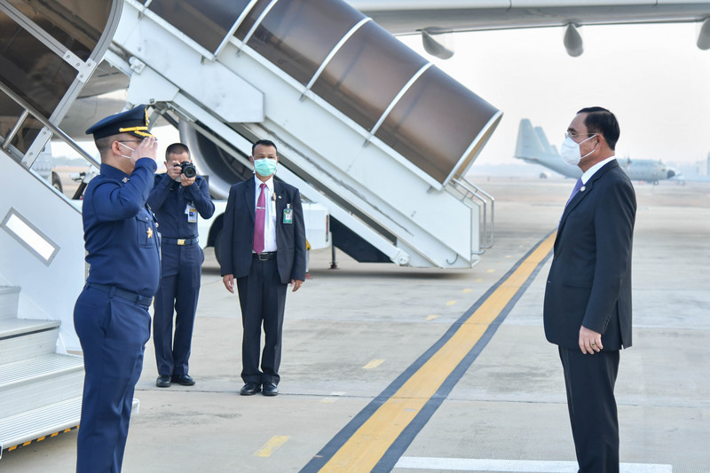 泰國總理帕拉育（Prayut Chan-o-cha）（右）25日應沙烏地阿拉伯王子穆罕默德．薩爾曼的邀請訪問沙國，這是兩國33年以來首度有高層官員對話。（泰國總理府提供） (圖：中央社)