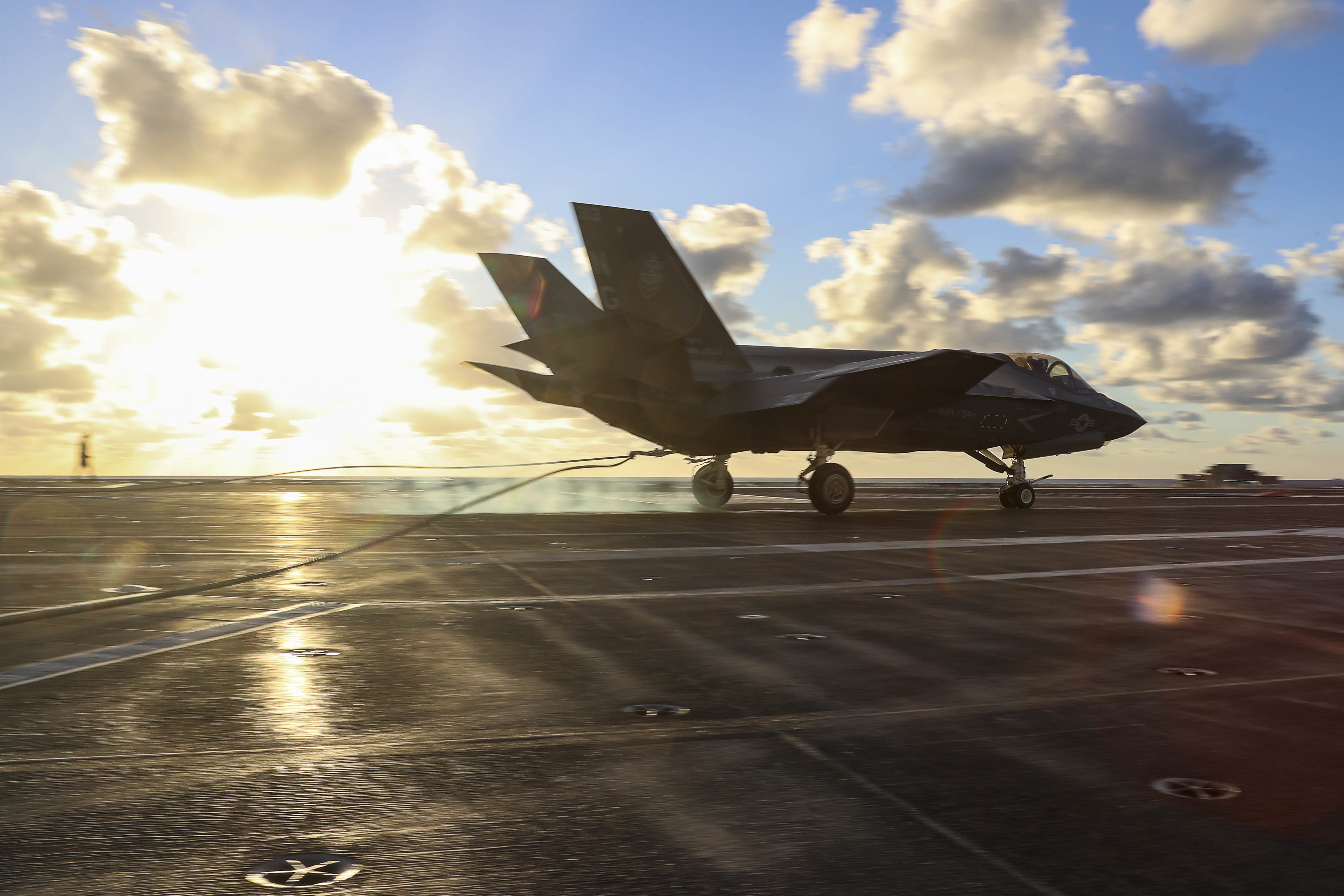 圖為美軍F-35C戰機降落在林肯號航艦甲板上。 (圖:美國海軍)
