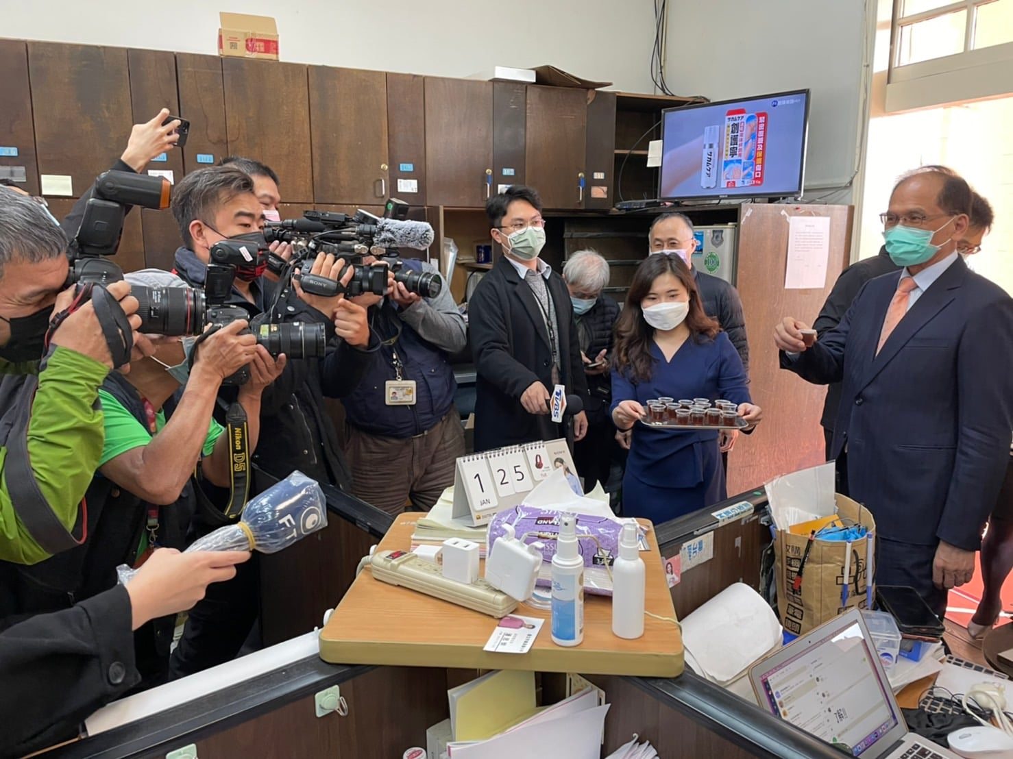 立法院長游錫堃25日表示，立法院也以行動支持立陶宛，訂購「民主蘭姆酒」。此外，游錫堃還特別請幕僚調製蘭姆雞尾酒請國會記者品嚐。（劉玉秋 攝）