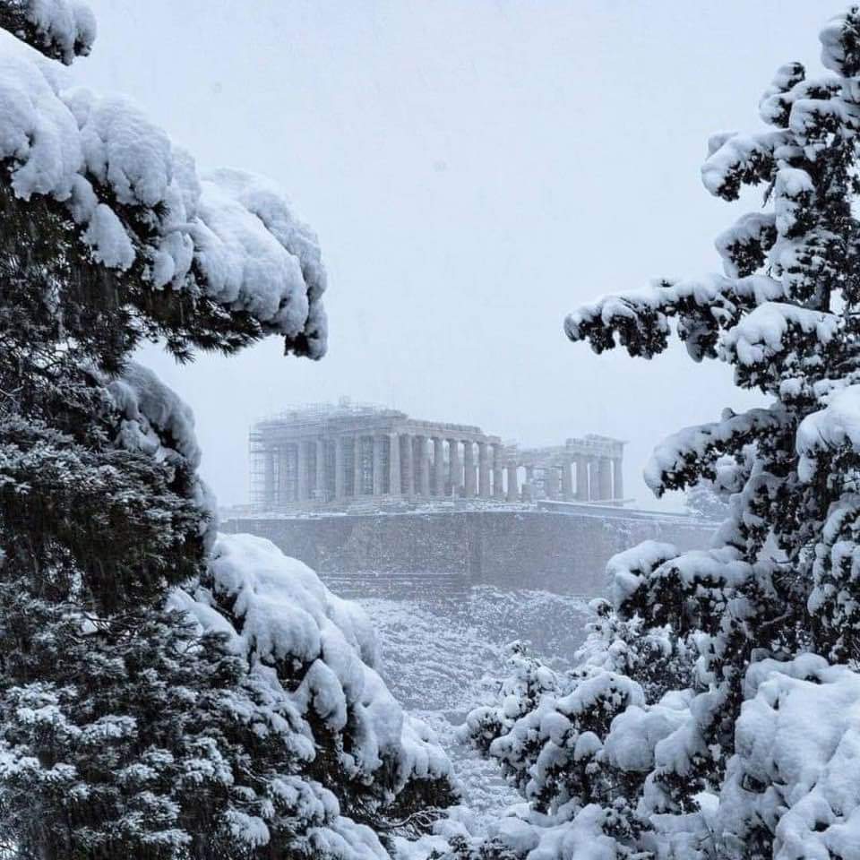 位於南歐的希臘24日遭遇一場嚴重的暴風雪侵襲，導致首都雅典被大雪覆蓋。(圖取自推特)