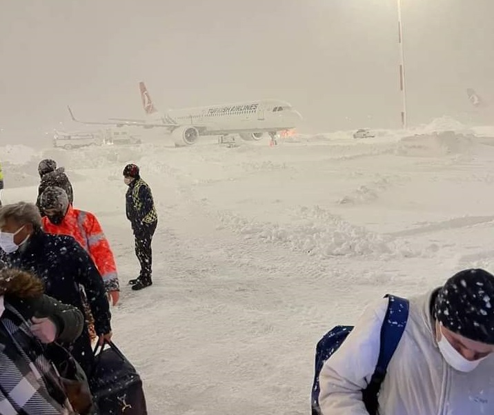因為大雪來襲，土耳其伊斯坦堡機場的航班25日連續第二天暫停起降。(圖取自推特)