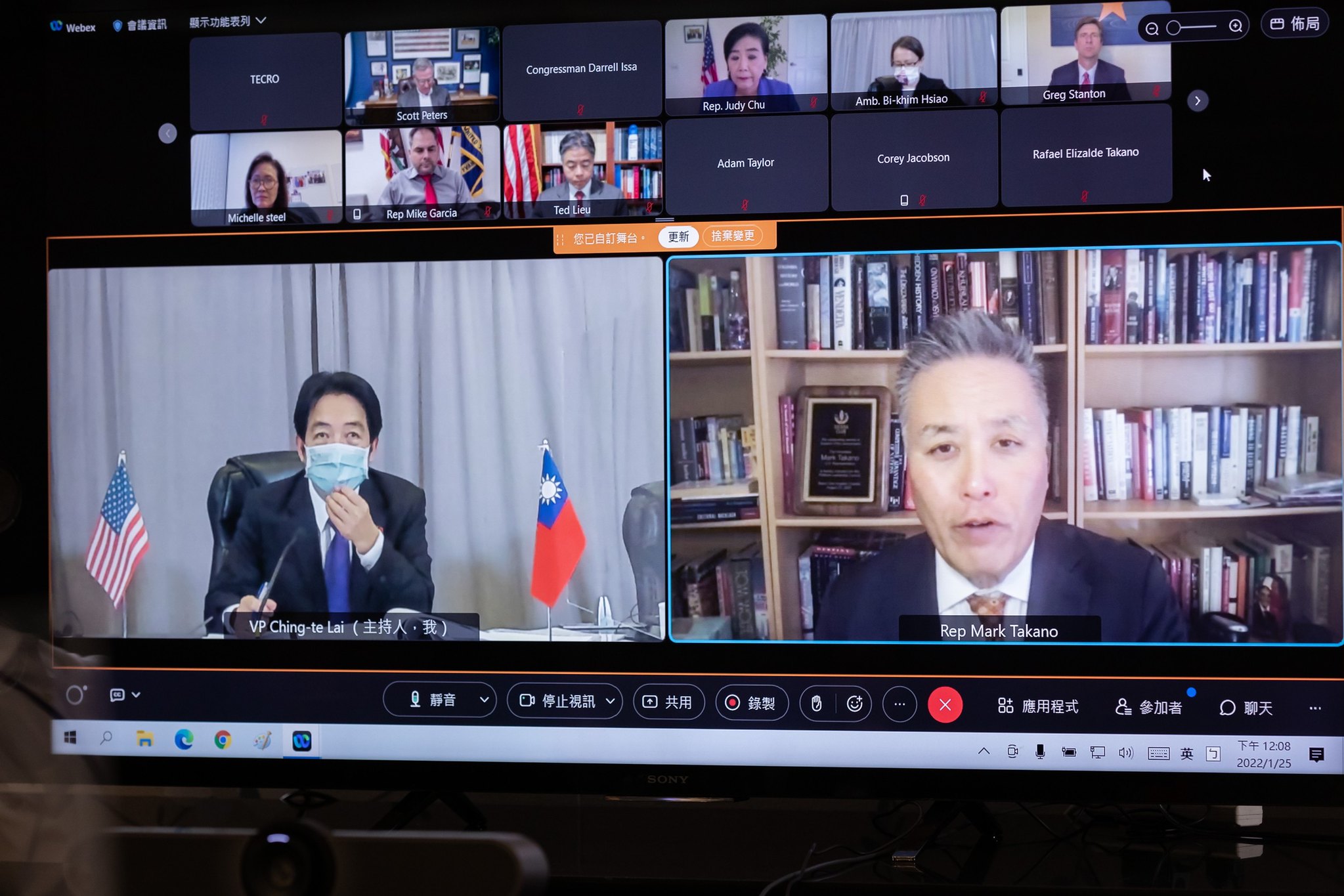 副總統賴清德(左下)出訪友邦宏都拉斯，25日過境美國洛杉磯，透過線上視訊會晤17名聯邦國會議員。(總統府提供)