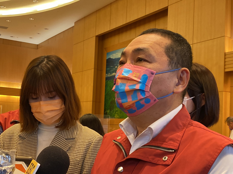 新北市板橋區亞東醫院傳出女病人與陪病兒子2人確診COVID-19，新北市長侯友宜（右）26日指出，相關疫調與感染源調查都在進行，初步採檢病房其他患者與醫護人員，核酸檢測（PCR）全為陰性。 (圖：中央社)