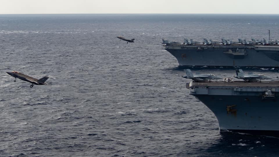 美國海軍卡爾文森號（USS Carl Vinson CVN-70,前）、林肯號（USS Abraham Lincoln CVN-72）航空母艦打擊群23日在南海展開行動。 (圖:美國海軍推特)