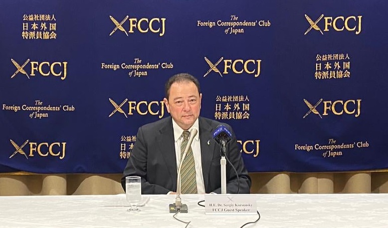 烏克蘭駐日本大使克爾松斯基(Sergiy Korsunsky)26日在東京舉行記者會。(圖：取自克爾松斯基臉書)