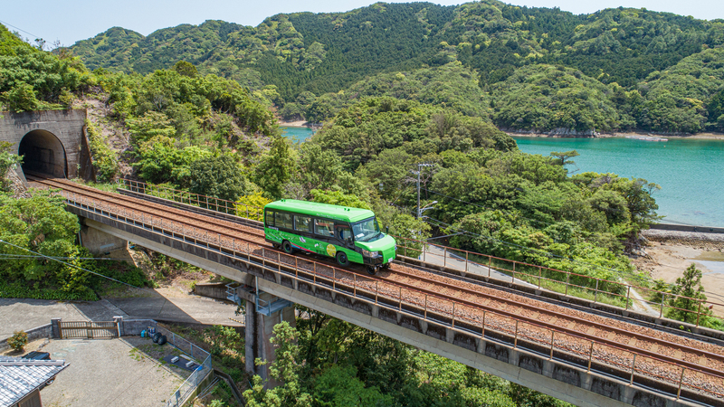 日本最近出現一種觀光新運具，同時具備鐵、公路輪胎的「雙模式車輛」，不僅車輛本身吸睛，串起鐵公路沿線的觀光美景也處處是亮點。（日本高知縣國際觀光課提供） (圖：中央社)