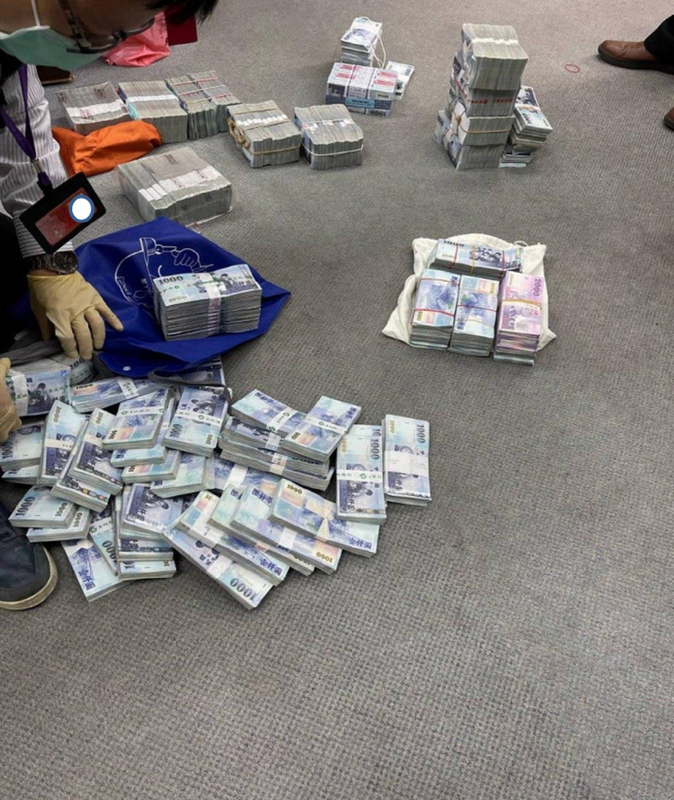 中油煉製事業部執行長徐漢辦公室被搜出新台幣2700萬多元現金，無法合理交代來源，遭檢方聲押獲准。（檢方提供） (圖：中央社)