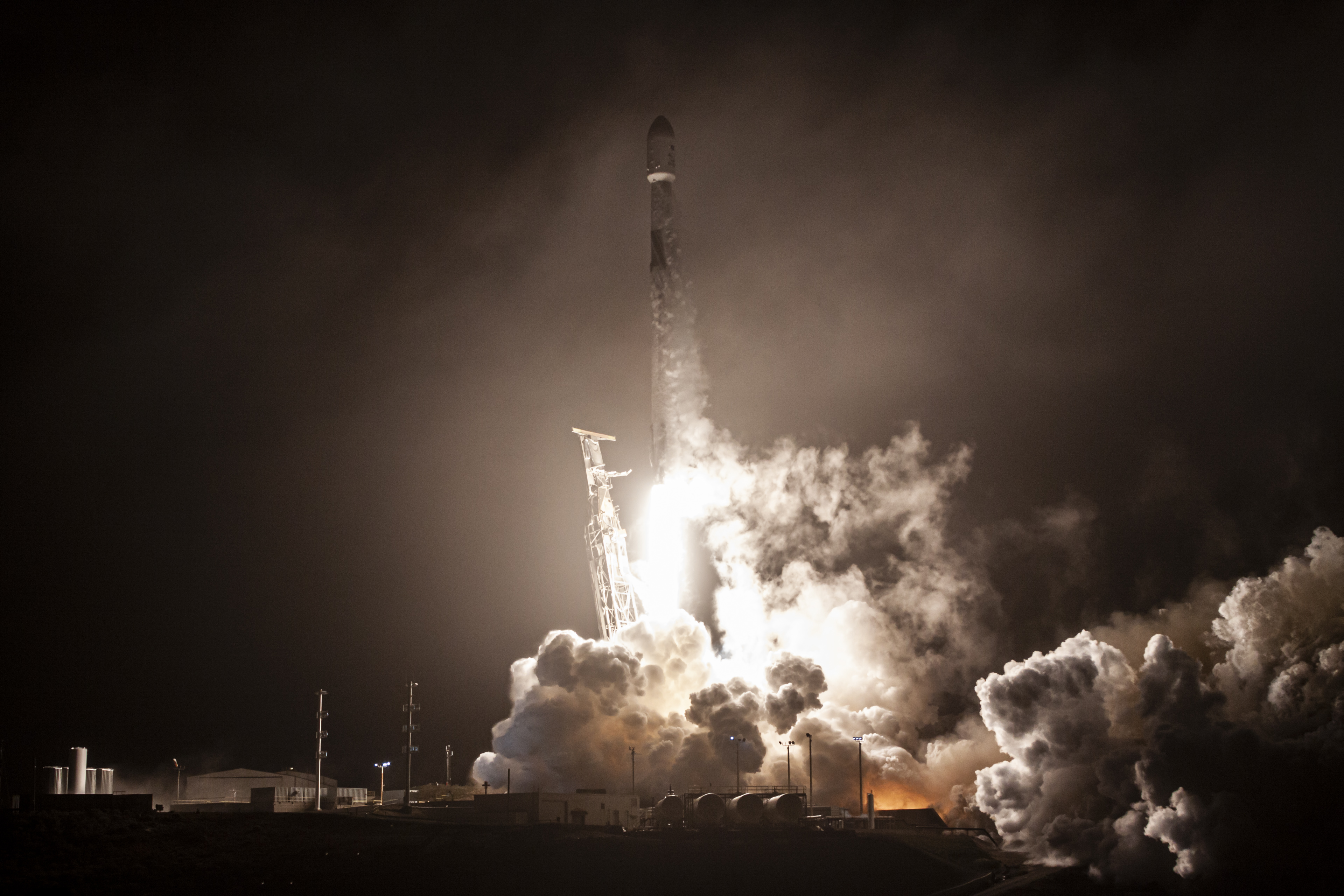 專家表示，美國太空探索科技公司（SpaceX）1枚火箭完成任務後遭棄置太空，如今已漂流7年，3月間將有一大塊箭體撞上月球。(圖：SpaceX推特)