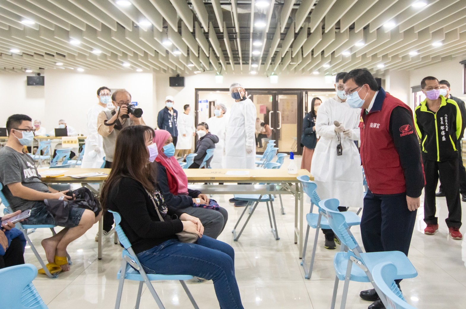 桃園市長鄭文燦27日視察疫苗接種站及社區採檢站。(桃園市政府提供)