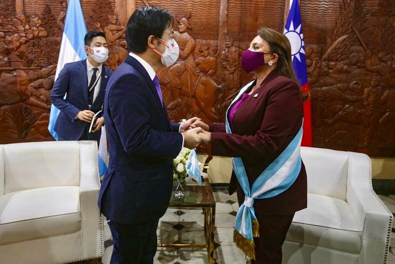 副總統賴清德27日與宏都拉斯總統卡蕬楚（Xiomara Castro）舉行雙邊會談，並致贈防疫物資。(圖:卡蕬楚推特)