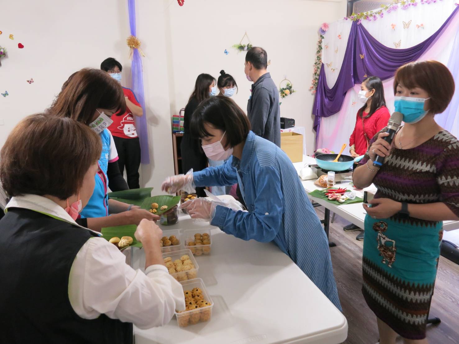 居住嘉義的印尼新住民郭淑敏指導學員製作薑黃飯糰，分享家鄉年節文化。(移民署嘉義市服務站提供)