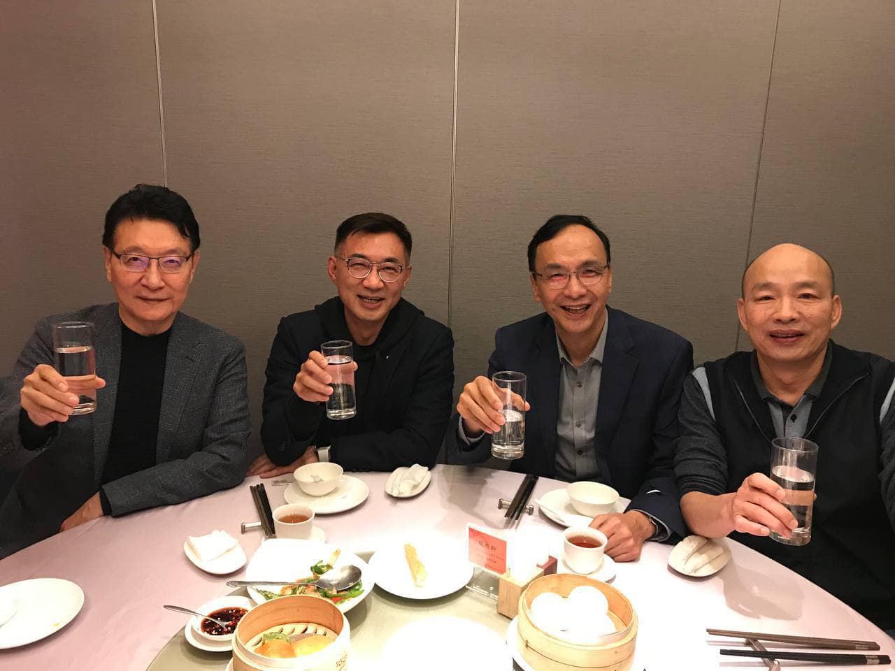 國民黨主席朱立倫、前主席江啟臣、前高雄市長韓國瑜、中廣董事長趙少康27日晚間同時透過臉書放上4人晚餐合照，象徵國民黨團結氣勢。 (圖:取自臉書)