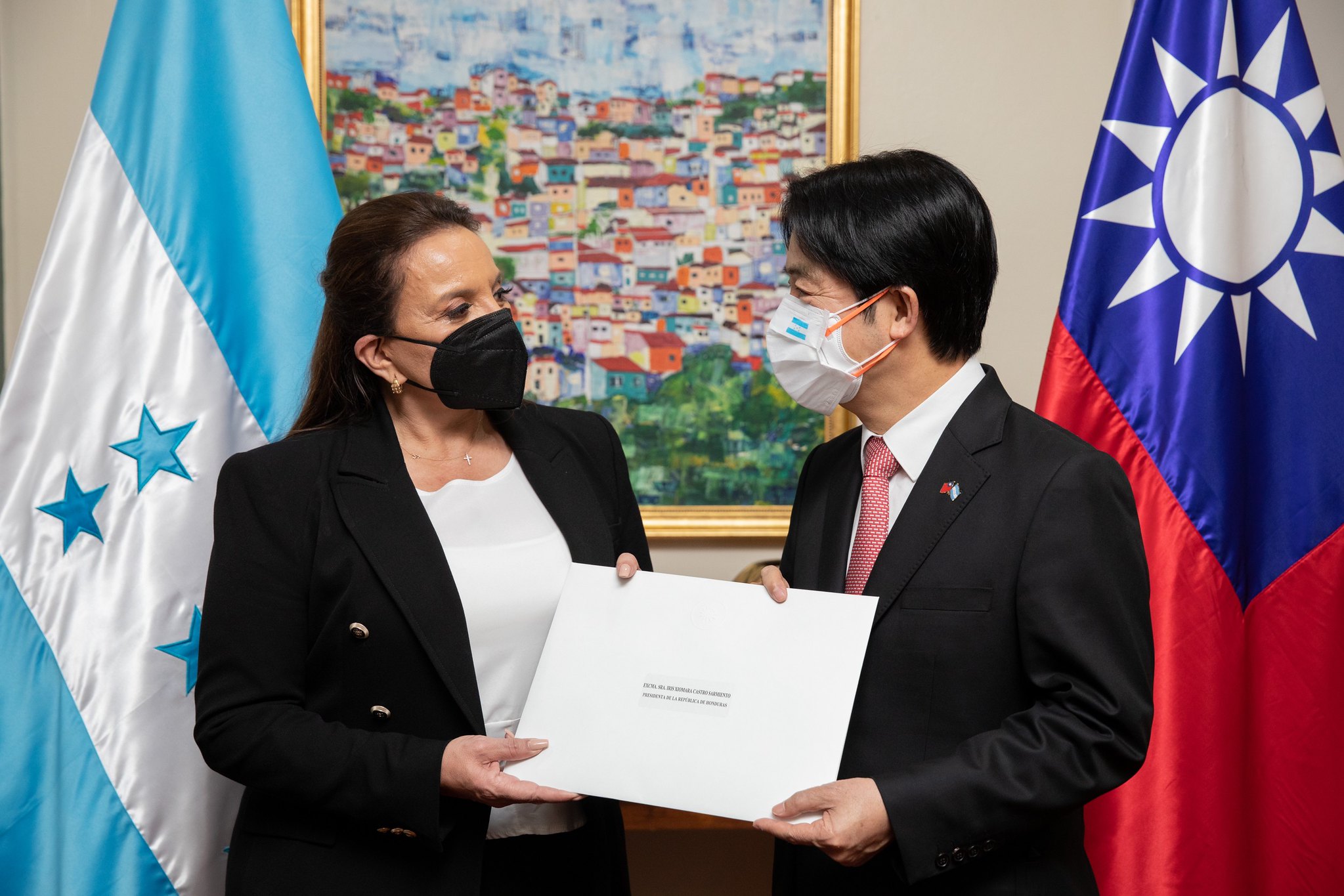 副總統賴清德(右)會晤宏都拉斯新任總統卡蕬楚(左)，呈遞特使國書，並轉達蔡英文總統盼兩國加強合作。卡蕬楚則表示希望兩國能繼續維持邦誼。(總統府提供)